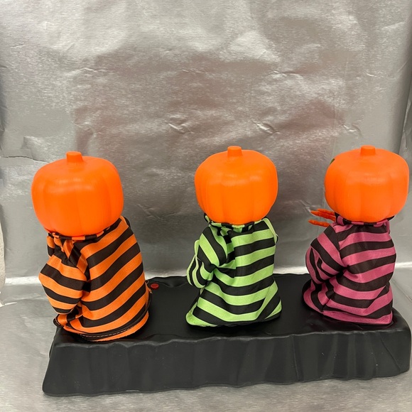 Singing and dancing jack-o-lanterns - Picture 3 of 8